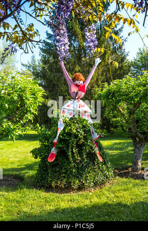 Vogelscheuche oder Vogel - Erschrecken wie ein Clown in Französischen Garten. Stockfoto