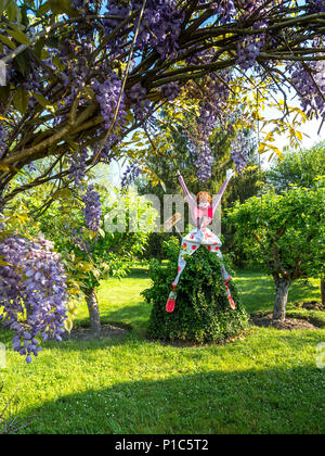 Vogelscheuche oder Vogel - Erschrecken wie ein Clown in Französischen Garten. Stockfoto