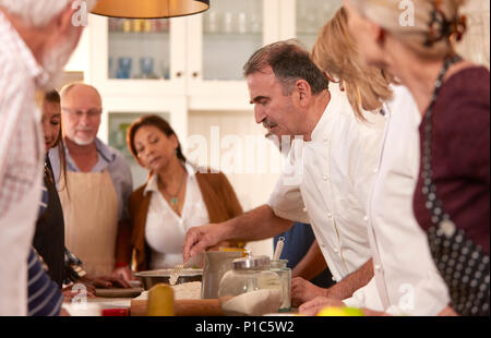 Chef zu erklären, Active Senior Freunde im Kochkurs Stockfoto