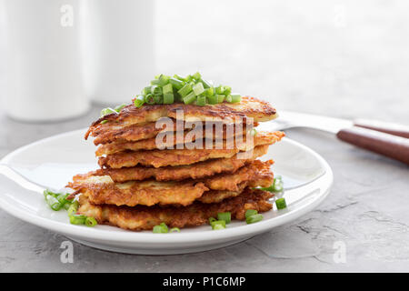 Klassische ukrainischen Gericht deruny, Kartoffelpuffer auf weiße Platte Stockfoto