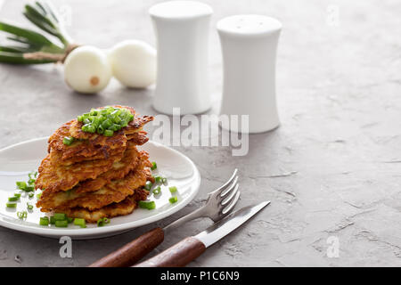 Klassische ukrainischen Gericht deruny, Kartoffelpuffer auf weiße Platte Stockfoto