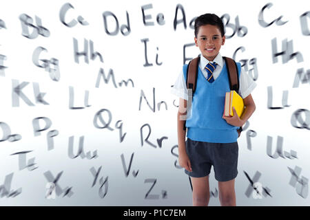 Das zusammengesetzte Bild im Porträt der Schüler mit Schultasche holding Bücher Stockfoto