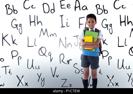 Das zusammengesetzte Bild im Porträt der Schüler halten Bücher über weißen Hintergrund Stockfoto