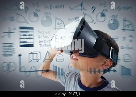 Das zusammengesetzte Bild im Close-up boy tragen virtual reality Headset Stockfoto