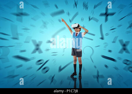 Das zusammengesetzte Bild der vollen Länge der Schule junge tragen VR-Headset Stockfoto