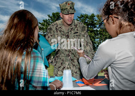 161012-N-YD 204-035 ATSUGI, Japan (Okt. 2010) 12, 2016) Naval Air Facility (NAF) Atsugi öffentliche Arbeiten Offizier Lt.Cmdr. John Beattie betrachtet Wissenschaft Projekte von Studierenden von Shirley Lanham Elementare während einer Energiemesse in Naval Air Facility Atsugi. Marine Engineering (Befehl NAVFAC) Fernen Osten Loslösung Atsugi statt die Messe in Anerkennung der Energieeinsparung Monat. (U.S. Marine Foto von Petty Officer 3. Klasse Matthew C. Duncker/Freigegeben) Stockfoto
