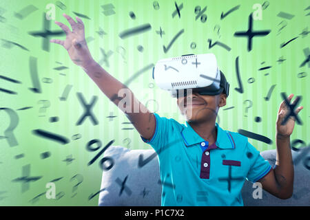 Das zusammengesetzte Bild von lächelnden mit Virtual reality Simulator boy Stockfoto