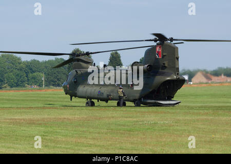 Boeing Chinook Transporthubschrauber der Royal Air Force, die it-Schlachtfeld Luftbrücke zur Verfügung zu stellen Stockfoto