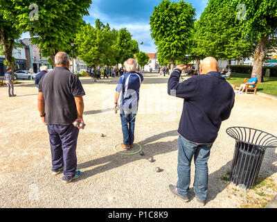 Männer spielen Boule auf dem Marktplatz, La Roche Posay, Frankreich. Stockfoto