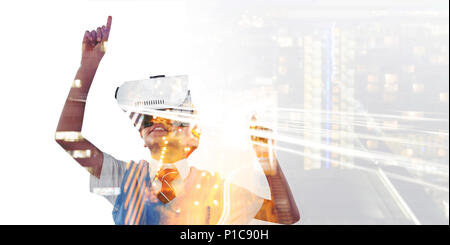 Schüler tragen virtual reality Headset genießen. Stockfoto