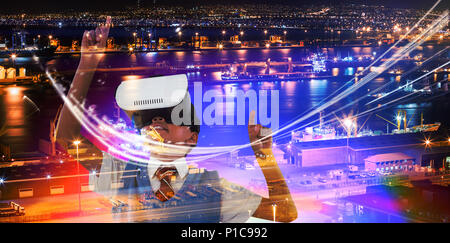 Das zusammengesetzte Bild der Schüler tragen virtual reality Headset genießen. Stockfoto