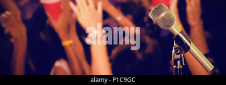 Zusammengesetztes Bild Nahaufnahme des Mikrofons Stockfoto