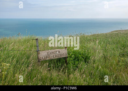 Cliff erosion unterzeichnen, Beach Head, Sussex, UK Stockfoto