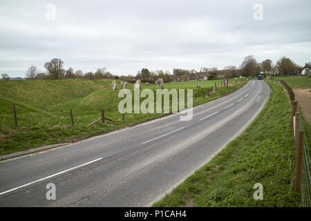 Ein 4361 Straße durch Henge aus kreisförmigen Bank und Graben um Steinkreis von Avebury avebury Wiltshire England Großbritannien Stockfoto