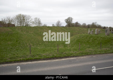 Henge aus kreisförmigen Bank und Graben um Steinkreis von Avebury avebury Wiltshire England Großbritannien Stockfoto