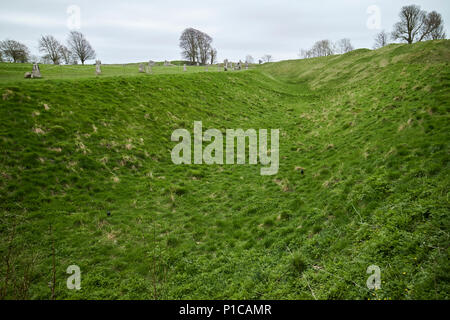 Henge aus kreisförmigen Bank und Graben um Steinkreis von Avebury avebury Wiltshire England Großbritannien Stockfoto