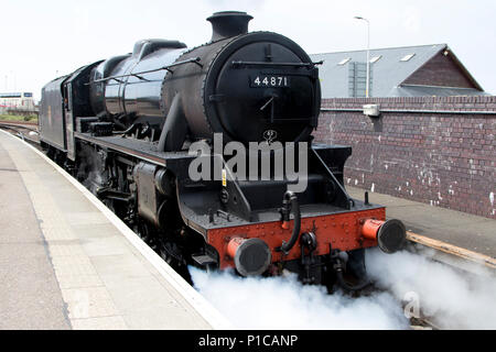 LMS stanier Klasse 5 4-6-0 Nr. 44871, einer britischen Dampflokomotive, die auf der West Highland Line in Mallaig station in Schottland gesehen. Stockfoto