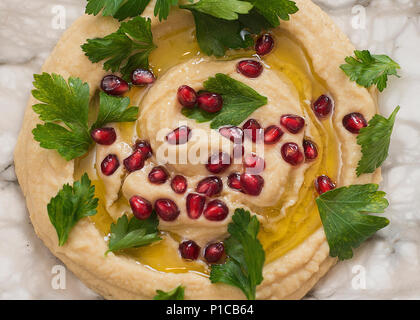 Eine Platte mit Hummus dip für einen Urlaub Feier vorbereitet. Stockfoto