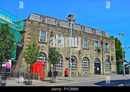 Die Alte Post an der Ecke der Station Hill und Court Road, in Bridgend, Südwales. Die 2K6 Telefon Kiosk sind Grad II. Stockfoto