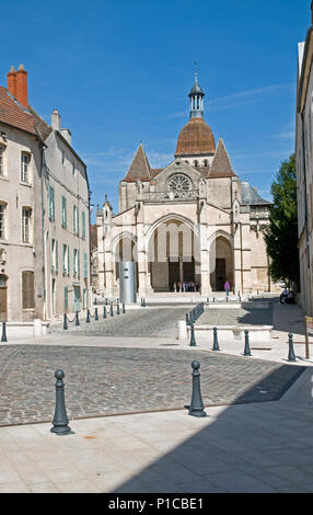 Die Kathedrale von Notre Dame oder Basilique Collégiale Notre Dame Beaune Burgund Frankreich erbaut im romanischen und gotischen Stil vom 11. bis 15. Jahrhundert Stockfoto