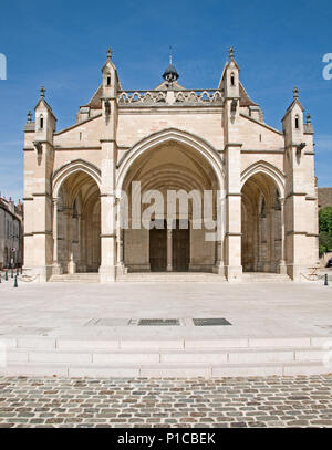 Eingangsportal der Kathedrale von Notre Dame oder Basilique Collégiale Notre Dame Beaune Frankreich im romanischen und gotischen Stil 11. bis 15. Jahrhundert Stockfoto