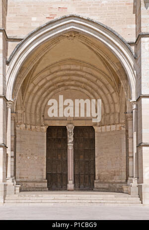 Eingangsportal der Kathedrale von Notre Dame oder Basilique Collégiale Notre Dame Beaune Frankreich im romanischen und gotischen Stil 11. bis 15. Jahrhundert Stockfoto