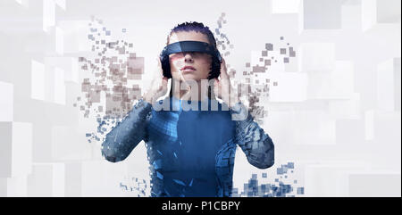 Das zusammengesetzte Bild im digitalen Composite von Frau mit einem Virtual reality Simulator Stockfoto