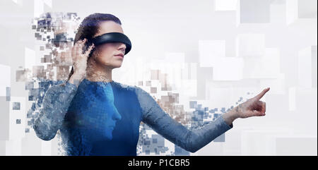 Das zusammengesetzte Bild im digitalen Composite von Frau mit einem Virtual reality Simulator Stockfoto