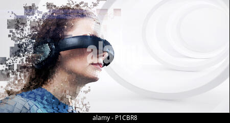 Das zusammengesetzte Bild im digitalen Composite von Frau mit einem Virtual reality Simulator Stockfoto