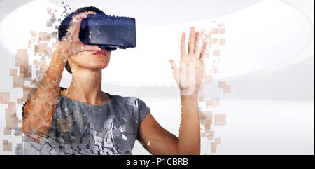 Das zusammengesetzte Bild im digitalen Composite von Frau mit einem Virtual reality Simulator Stockfoto
