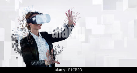 Das zusammengesetzte Bild im digitalen Composite von Frau mit einem Virtual reality Simulator Stockfoto
