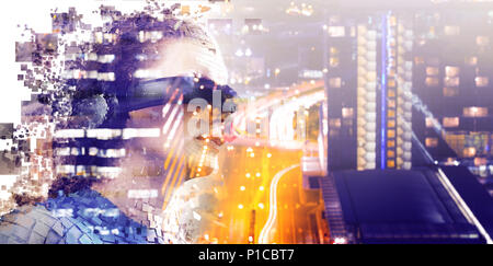 Das zusammengesetzte Bild im digitalen Composite von Frau mit einem Virtual reality Simulator Stockfoto