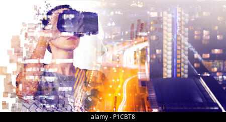 Das zusammengesetzte Bild im digitalen Composite von Frau mit einem Virtual reality Simulator Stockfoto