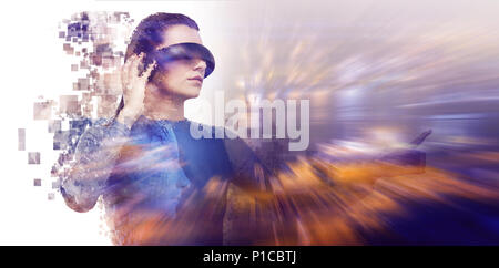 Das zusammengesetzte Bild im digitalen Composite von Frau mit einem Virtual reality Simulator Stockfoto