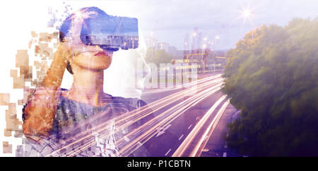 Das zusammengesetzte Bild im digitalen Composite von Frau mit einem Virtual reality Simulator Stockfoto