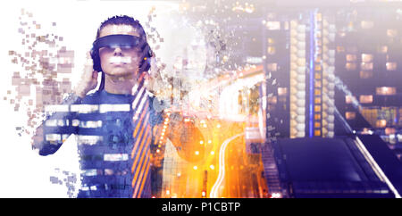 Das zusammengesetzte Bild im digitalen Composite von Frau mit einem Virtual reality Simulator Stockfoto