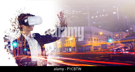Das zusammengesetzte Bild im digitalen Composite von Frau mit einem Virtual reality Simulator Stockfoto