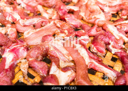 Frittierte mariniertes rohes Schweinefleisch. Thai Food. Platz kopieren. Stockfoto