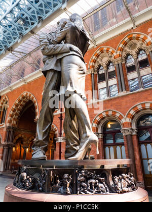 Der Treffpunkt Statue, St. Pancras International Railway Station, London, England, UK, GB. Stockfoto