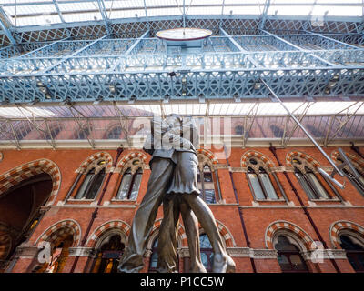 Der Treffpunkt Statue, St. Pancras International Railway Station, London, England, UK, GB. Stockfoto