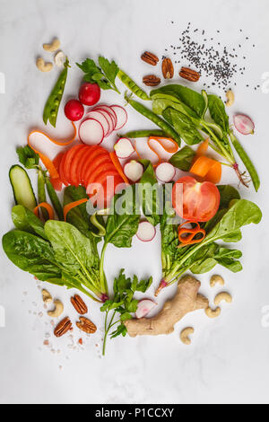 Rohe frische Gemüse, Früchte, Beeren, Nüsse auf einem weißen Hintergrund. Gesundes essen Hintergrund. Vegan Konzept gehen. Stockfoto