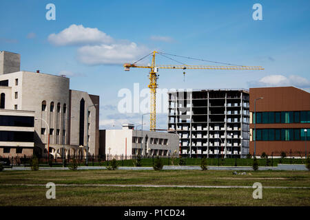 Stadtbild. Ust-Kamenogorsk. Urbane Landschaft. Gebäude im Bau. Stockfoto