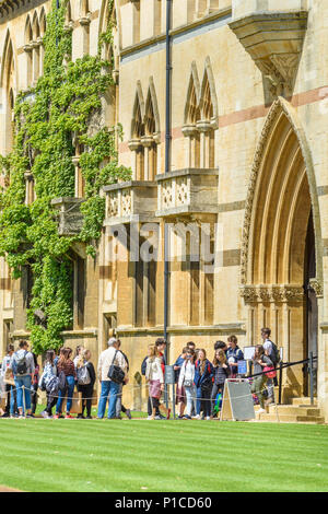 Die Warteschlange der Besucher warten Sie vor der Südseite des Christ Church College der Universität Oxford, England, wie andere Touristen das Gebäude verlassen. Stockfoto