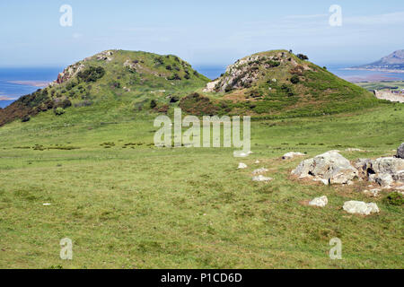 Die Twin Peaks von Deganwy einmal unterstützt eine steinerne Festung als Deganwy Castle bekannt. Es wurde von Heinrich III. in 1245-50 gebaut, sondern nur Fragmente bleiben. Stockfoto