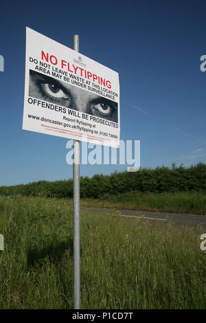 Keine Schuttplatz unterschreiben Sie hier in der Nähe eine sehr aktive illegale Ablagerung auf tickhill Straße auf der A631 am Ortsrand von Lerwick, South Yorkshire, UK gesehen Stockfoto