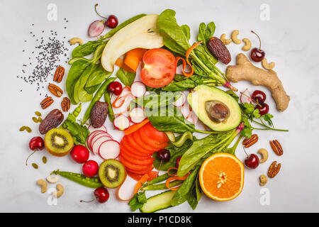 Rohe frische Gemüse, Früchte, Beeren, Nüsse auf einem weißen Hintergrund. Gesundes essen Hintergrund. Vegan Konzept gehen. Stockfoto