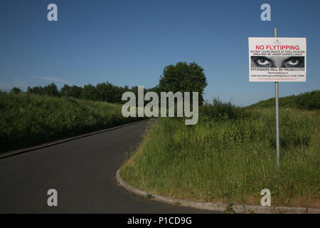 Keine Schuttplatz unterschreiben Sie hier in der Nähe eine sehr aktive illegale Ablagerung auf tickhill Straße auf der A631 am Ortsrand von Lerwick, South Yorkshire, UK gesehen Stockfoto