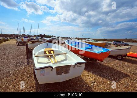 Boote am Strand von Brancaster Staithe an der Küste von Norfolk, Großbritannien Stockfoto