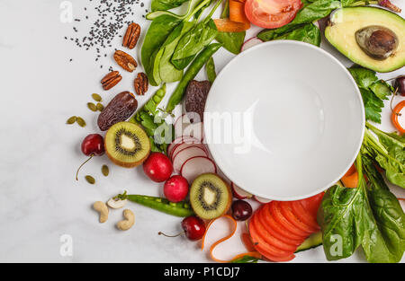 Rohe frische Gemüse, Früchte, Beeren, Nüsse auf einem weißen Hintergrund. Gesundes essen Hintergrund. Vegan Konzept gehen. Stockfoto