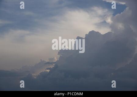 Cloudscape: Panoramablick auf den Himmel mit Cumulus und Zirruswolken Stockfoto